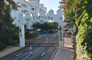 Sitio de CalahondaにあるApartamento Mi Caprichoの門付き建物入口