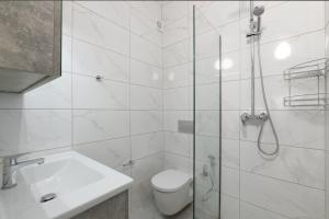 A bathroom at Maravelia Apartments Rhodes