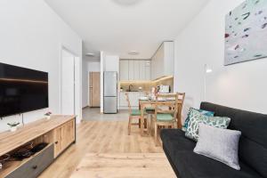 Televízia a/alebo spoločenská miestnosť v ubytovaní Apartment Wichrowa with FREE GARAGE Wrocław by Noclegi Renters