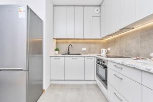 Kuchyňa alebo kuchynka v ubytovaní Apartment Wichrowa with FREE GARAGE Wrocław by Noclegi Renters