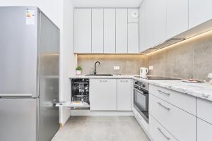 Kuchyňa alebo kuchynka v ubytovaní Apartment Wichrowa with FREE GARAGE Wrocław by Noclegi Renters