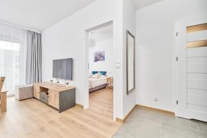 Televízia a/alebo spoločenská miestnosť v ubytovaní Apartment Wichrowa with FREE GARAGE Wrocław by Noclegi Renters + 37 fotografií