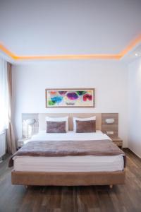 a bedroom with a large bed in a room at Tourist Resort Ribarsko Ostrvo in Novi Sad