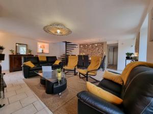 a living room with couches and a table at Le Carot : gîte de montagne indépendant et calme in Campan