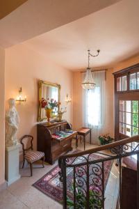 sala de estar con mesa y espejo en Residence Villa Mainard, en Verona