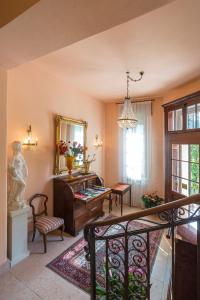 ヴェローナにあるResidence Villa Mainardのリビングルーム(テーブル、鏡付)