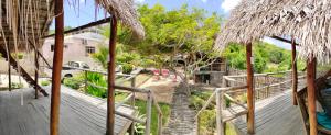- une vue depuis la terrasse d'un complexe avec un arbre dans l'établissement Casa Surf Lodge - Tofo, à Praia do Tofo