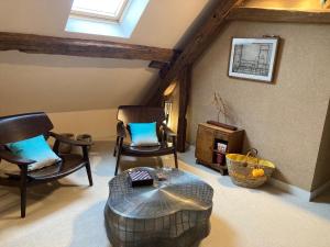 a living room with chairs and a coffee table at Le Clos des Châteaux in Chitenay