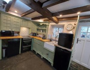 Kuchyň nebo kuchyňský kout v ubytování Puzzle Cottage, Quirky Dales Cottage for 2