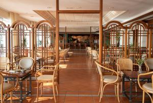 Ein Restaurant oder anderes Speiselokal in der Unterkunft Hotel Roses Platja 