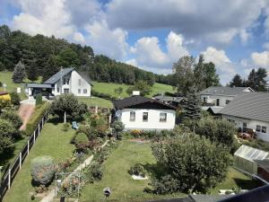 eine Luftansicht eines Hauses mit Garten in der Unterkunft Ferienhaus Werner 