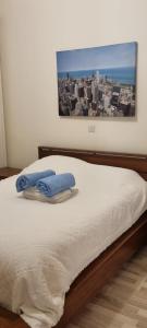 een slaapkamer met een bed met twee handdoeken erop bij Aphrodite Hills in Kouklia