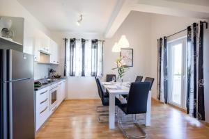 Kuchyň nebo kuchyňský kout v ubytování Apartments Punta Premantura