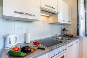 Kuchyň nebo kuchyňský kout v ubytování Apartments Punta Premantura