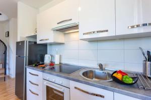 Kuchyň nebo kuchyňský kout v ubytování Apartments Punta Premantura