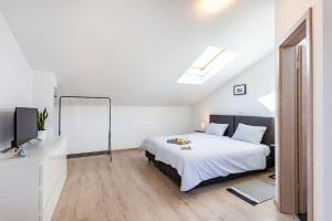 Postel nebo postele na pokoji v ubytování Apartments Punta Premantura