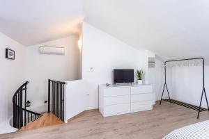 TV a/nebo společenská místnost v ubytování Apartments Punta Premantura
