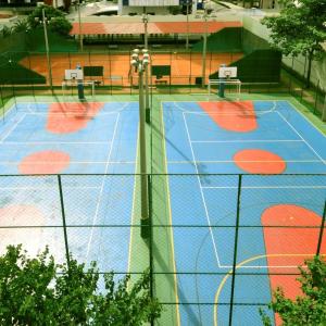 a tennis court with a net on it at Flat no la residence com acesso a clube in Vitória