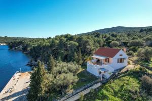 una vista aerea di una casa vicino all'acqua di Apartment Brunac a Brbinj