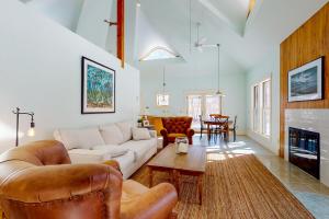 West TisburyThe Lemonade Stand的配有皮革家具和壁炉的客厅