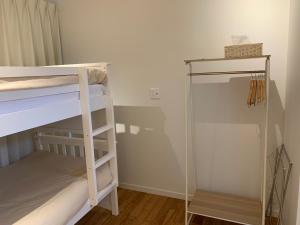 Katil dua tingkat atau katil-katil dua tingkat dalam bilik di B&B KAMAKURA