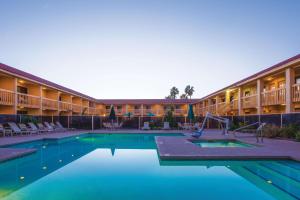 un hotel con piscina y un complejo en La Quinta Inn by Wyndham Tucson East en Tucson