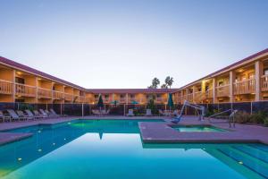 Bazén v ubytování La Quinta Inn by Wyndham Tucson East nebo v jeho okolí