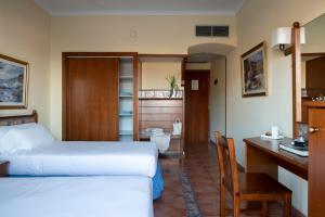 Ein Bett oder Betten in einem Zimmer der Unterkunft Hotel Roses Platja