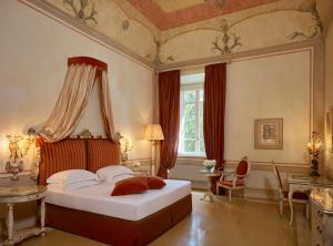 A bed or beds in a room at Bagni Di Pisa Palace & Thermal Spa - The Leading Hotels of the World Még 37 kép