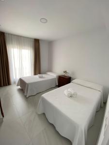 pokój hotelowy z dwoma łóżkami i oknem w obiekcie Apartamento “El Lometico” w mieście Carboneras +13 zdjęć