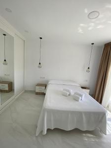 Łóżko lub łóżka w pokoju w obiekcie Apartamento “El Lometico”