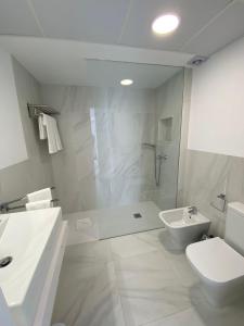 łazienka z prysznicem, toaletą i umywalką w obiekcie Apartamento “El Lometico” w mieście Carboneras