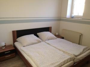Ein Bett oder Betten in einem Zimmer der Unterkunft Ferienwohnung "Haus lütje wehr" 