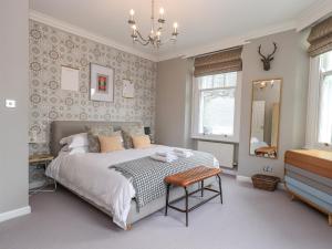 une chambre avec un grand lit et un lustre dans l'établissement Loughrigg View, à Ambleside