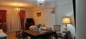 een woonkamer met een tafel en een eetkamer bij Departamento 2 dormitorios en Centro de Corrientes. in Corrientes
