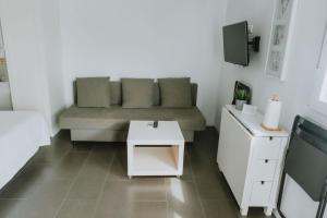 a living room with a couch and a tv at Apartamentos ZHR 2 in Zahara de los Atunes