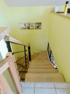eine Treppe in einem Zimmer mit grünen Wänden in der Unterkunft Csetáj Vendégház in Hajós