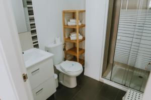 a bathroom with a toilet and a shower at Apartamentos ZHR 2 in Zahara de los Atunes