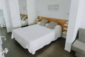 A bed or beds in a room at Apartamentos ZHR 2