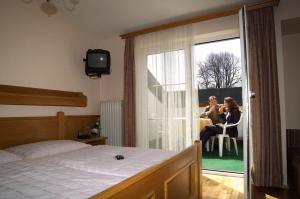 Voodi või voodid majutusasutuse Hotel Gasthof Brüggler toas