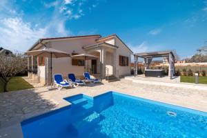 una villa con piscina e una casa di Villa Marko Kaštelir a Kaštelir (Castellier)