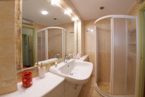 een badkamer met een wastafel en een douche bij Villa Pergantini in Ayia Evfimia