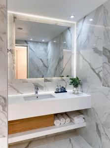 Ванная комната в Ajax Hotel