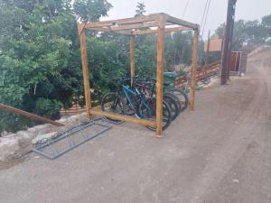 een groep fietsen geparkeerd onder een houten constructie bij Aphrodite Family Eco Camping in Neo Chorio