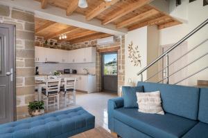 un salon avec un canapé bleu et une cuisine dans l'établissement Villa Vanka, à La Canée
