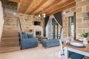 un salon avec un mur en pierre dans l'établissement Villa Vanka, à La Canée 40 autres photos