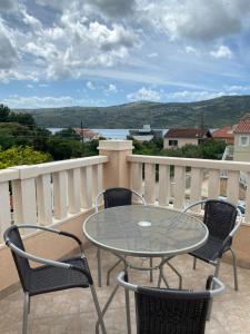 d'une terrasse avec une table et des chaises sur un balcon. dans l'établissement Apartmani Sabljic, à Poljica