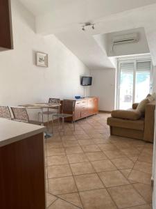 sala de estar con sofá y mesa en Apartmani Sabljic, en Poljica