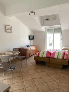 Schlafzimmer mit einem Bett, einem Tisch und einem Schreibtisch in der Unterkunft Apartmani Sabljic in Poljica