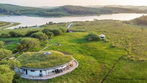 una imagen de una isla con una casa en una colina en Lough Mardal Lodge, en Donegal
